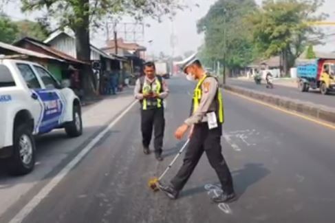 Tragis! Satu Keluarga Naik Motor Tertabrak Truk di Pasuruan, Ibu-Anak Tewas   