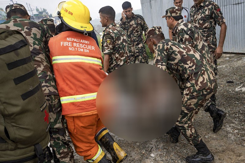 Penampakan Puing Pesawat Jatuh Bawa 19 Penumpang di Nepal - Bagian 2