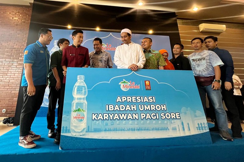 Alhamdulillah, 7 Karyawan Restoran Masakan Padang Dapat Hadiah Umrah - Bagian 3