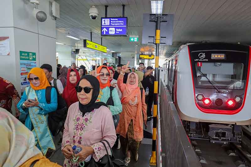 Ratusan Perempuan Berkebaya Naik LRT Jakarta  - Bagian 3