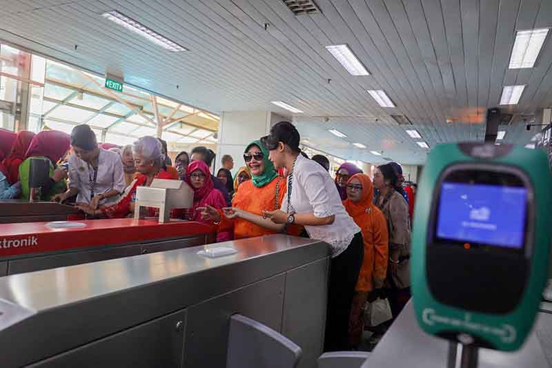 Ratusan Perempuan Berkebaya Naik LRT Jakarta  - Bagian 6