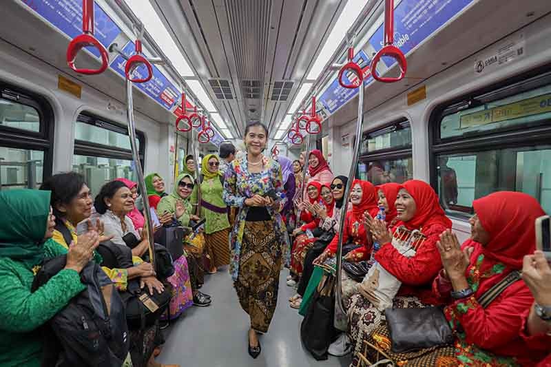 Ratusan Perempuan Berkebaya Naik LRT Jakarta  - Bagian 1