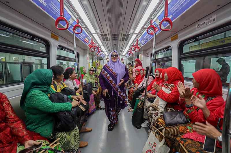 Ratusan Perempuan Berkebaya Naik LRT Jakarta  - Bagian 2