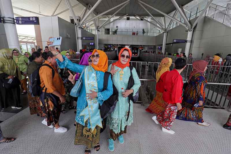 Ratusan Perempuan Berkebaya Naik LRT Jakarta  - Bagian 5