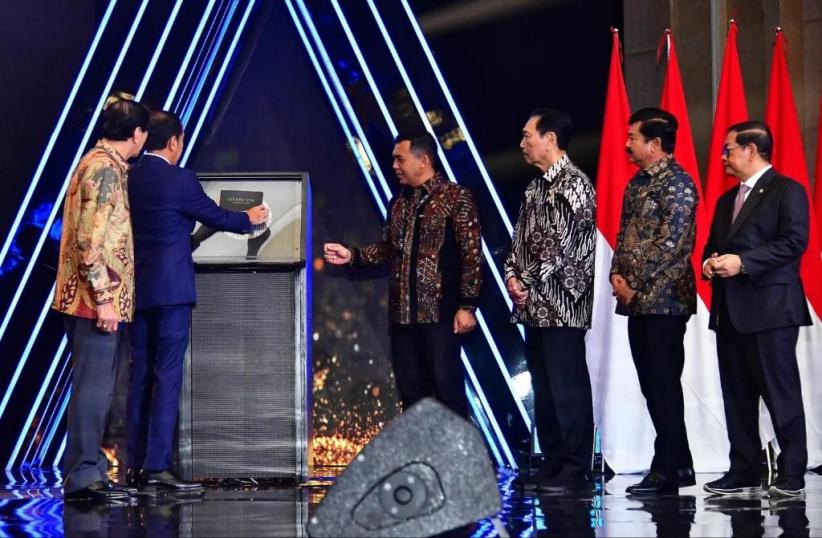 Senyum Shin Tae-yong Dapat Golden Visa dari Presiden Jokowi - Bagian 3