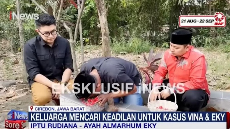 Iptu Rudiana Muncul Kembali ke Publik, Menangis Terisak saat Ziarah di Makam Eky