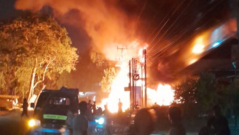 Kebakaran Hebat 5 Ruko di Jambi Ludes Dilahap Api, 3 Orang Luka-Luka