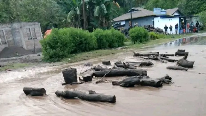 title Banjir Lahar Dingin Gunung Lewotobi Laki-Laki Terjang Permukiman, Warga Panik Banjir Lahar Dingin Gunung Lewotobi Laki-Laki Terjang Permukiman, Warga Panik