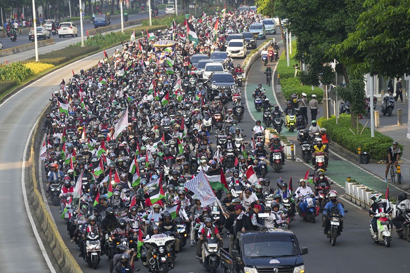 Ribuan Massa Konvoi Bawa Bendera Palestina - Bagian 1