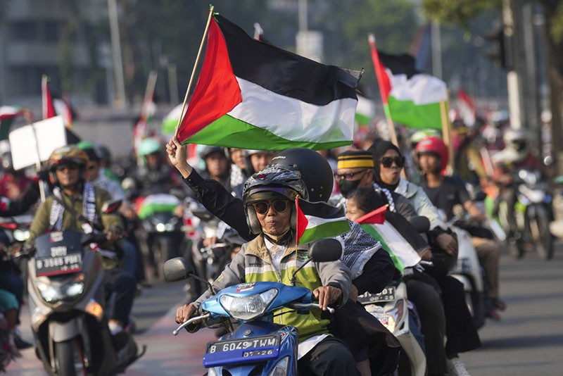 Ribuan Massa Konvoi Bawa Bendera Palestina - Bagian 2