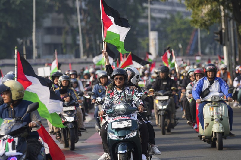 Ribuan Massa Konvoi Bawa Bendera Palestina - Bagian 3