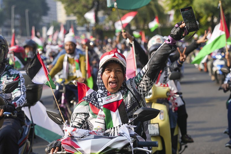 Ribuan Massa Konvoi Bawa Bendera Palestina - Bagian 4