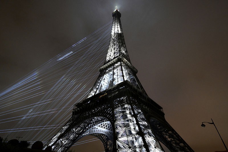 Foto-Foto Pembukaan Olimpiade 2024 di Paris, Menara Eiffel Bercahaya Laser  - Bagian 3