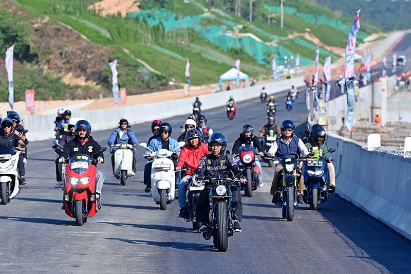 Presiden Jokowi Ajak Para Artis Naik Motor Jajal Mulusnya Jalan Tol IKN - Bagian 1