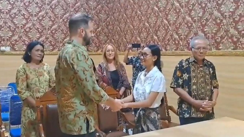 title Bule Amerika Nikahi Gadis asal Jombang, Terpesona dengan Kecantikan dan Wajah Manis Bule Amerika Nikahi Gadis asal Jombang, Terpesona dengan Kecantikan dan Wajah Manis