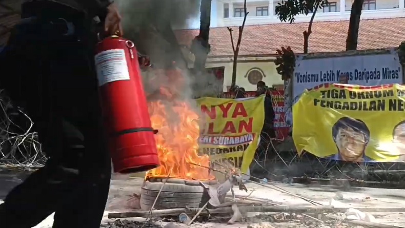 title Aksi Protes Vonis Bebas Ronald Tannur, Massa Bakar Keranda Mayat dan Segel PN Surabaya Aksi Protes Vonis Bebas Ronald Tannur, Massa Bakar Keranda Mayat dan Segel PN Surabaya