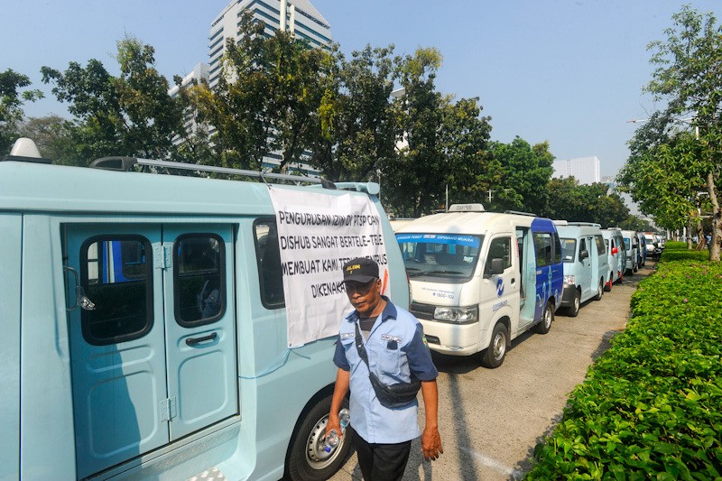 Unjuk Rasa Ratusan Sopir Angkot Mikrotrans - Bagian 4