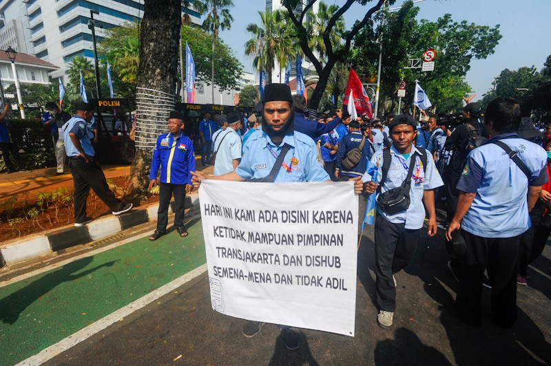 Unjuk Rasa Ratusan Sopir Angkot Mikrotrans - Bagian 5