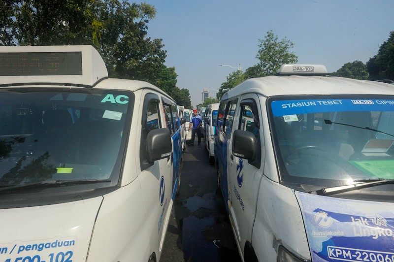 Unjuk Rasa Ratusan Sopir Angkot Mikrotrans - Bagian 3