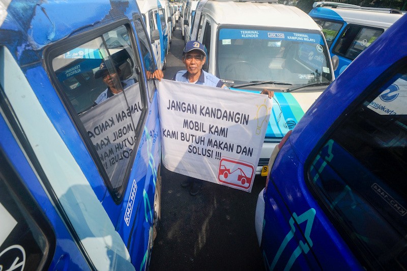Unjuk Rasa Ratusan Sopir Angkot Mikrotrans - Bagian 2