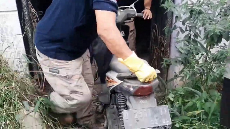 Polisi Amankan Honda Beat Diselimuti Debu di Dalam Rumah Temuan Kerangka Ibu dan Anak