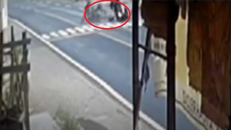 Detik-Detik Honda PCX dan Revo Tabrakan di Bangkalan Terekam CCTV, 1 Orang Tewas Terpental
