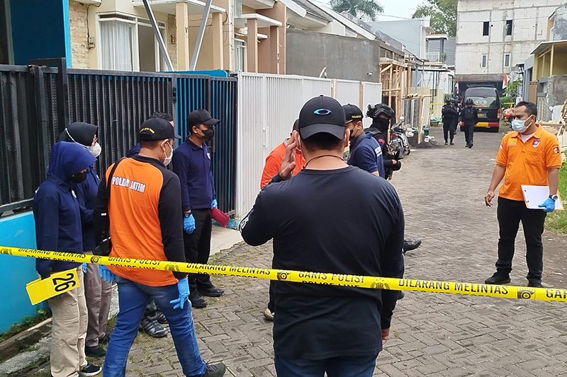 Densus 88 Geledah Rumah Terduga Teroris di Kota Batu - Bagian 4