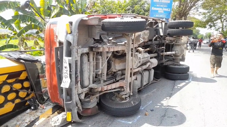 Truk Pasir dan 2 Motor Kecelakaan di Ponorogo, 2 Orang Dilarikan ke Rumah Sakit