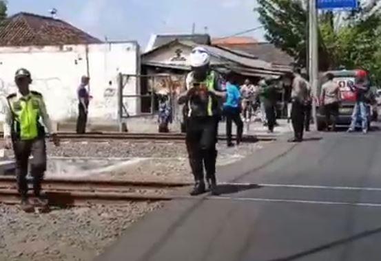 Nekat Lawan Arus, Suami Istri Naik Motor Tertabrak Kereta Api di Mojokerto