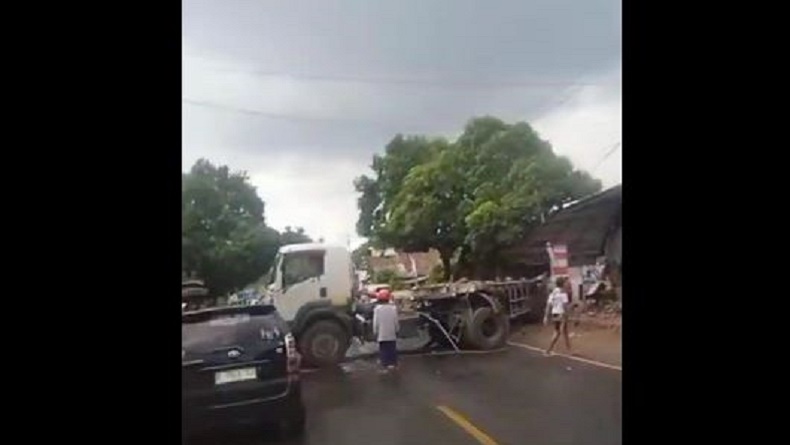Kecelakaan Truk Trailer Tabrak Motor dan Masjid di Pantura Situbondo, 1 Orang Tewas