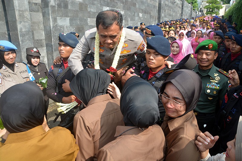 Tangisan Polisi Ditinggal Komjen Ahmad Luthfi di Mapolda Jateng - Bagian 1