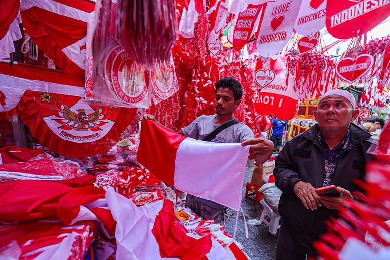Pasar Jatinegara Dipenuhi Pernak-pernik Merah Putih Jelang HUT ke-79 RI  - Bagian 2