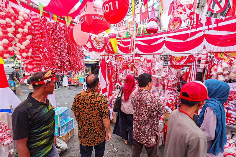 Pasar Jatinegara Dipenuhi Pernak-pernik Merah Putih Jelang HUT ke-79 RI  - Bagian 4