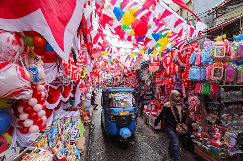 Pasar Jatinegara Dipenuhi Pernak-pernik Merah Putih Jelang HUT ke-79 RI  - Bagian 3