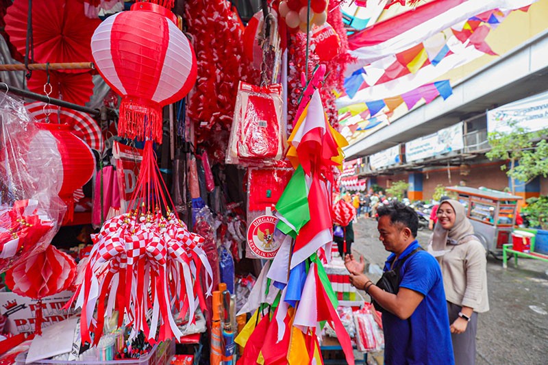 Pasar Jatinegara Dipenuhi Pernak-pernik Merah Putih Jelang HUT ke-79 RI  - Bagian 5