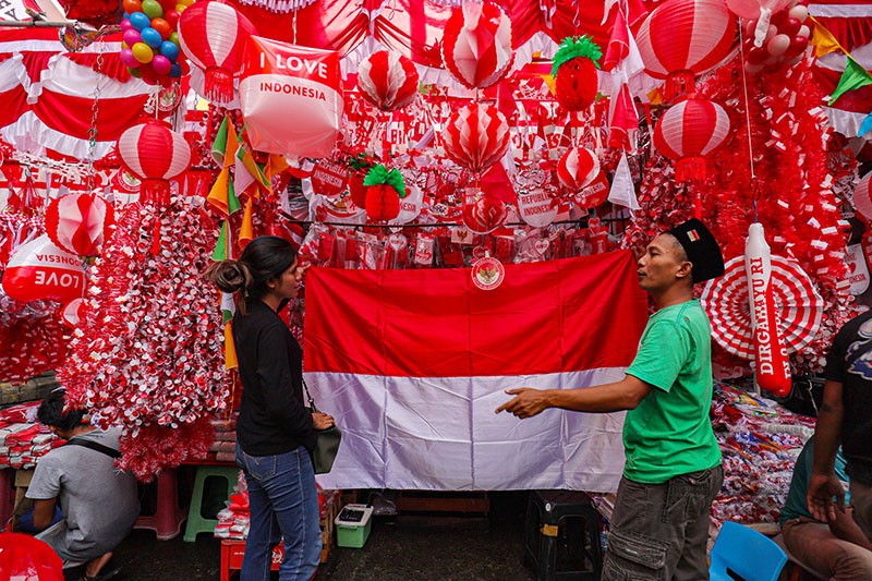 Pasar Jatinegara Dipenuhi Pernak-pernik Merah Putih Jelang HUT ke-79 RI  - Bagian 1