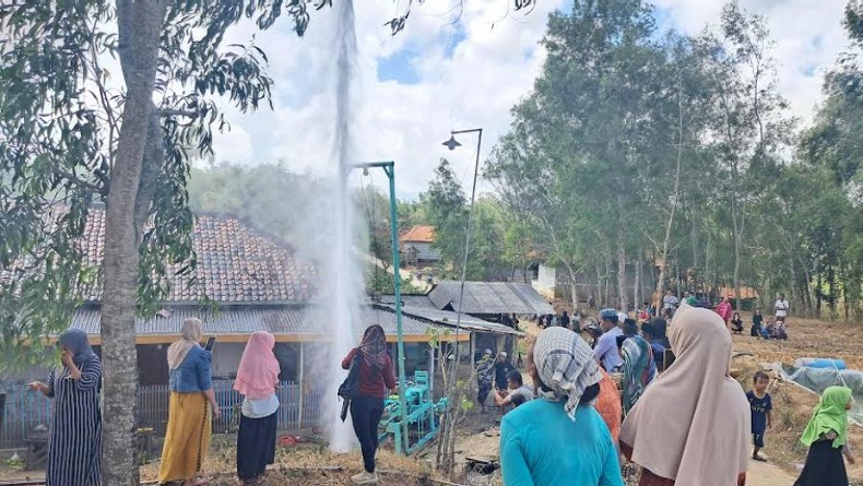 Sampang Heboh, Semburan Air Setinggi 15 Meter Muncul di Lokasi Pengeboran Sumur
