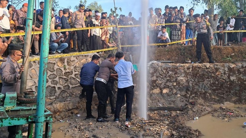 title Viral Semburan Air Setinggi 20 Meter, Polres Sampang Pasang Garis Polisi di TKP Viral Semburan Air Setinggi 20 Meter, Polres Sampang Pasang Garis Polisi di TKP