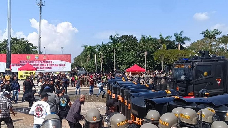 Pasukan Powerhand Den45 Brimob Baku Tembak dengan Perusuh di Bandung, Ternyata Simulasi