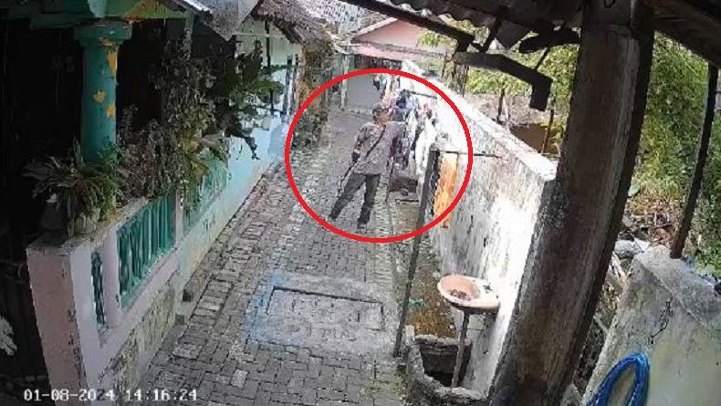 title Viral Aksi Pria Bergitar di Malang Terekam CCTV Curi Celana Dalam Perempuan di Jemuran Viral Aksi Pria Bergitar di Malang Terekam CCTV Curi Celana Dalam Perempuan di Jemuran