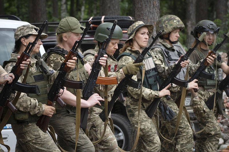 Spesialis Penembak Jatuh Drone Rusia Ternyata Para Perempuan Ukraina - Bagian 1