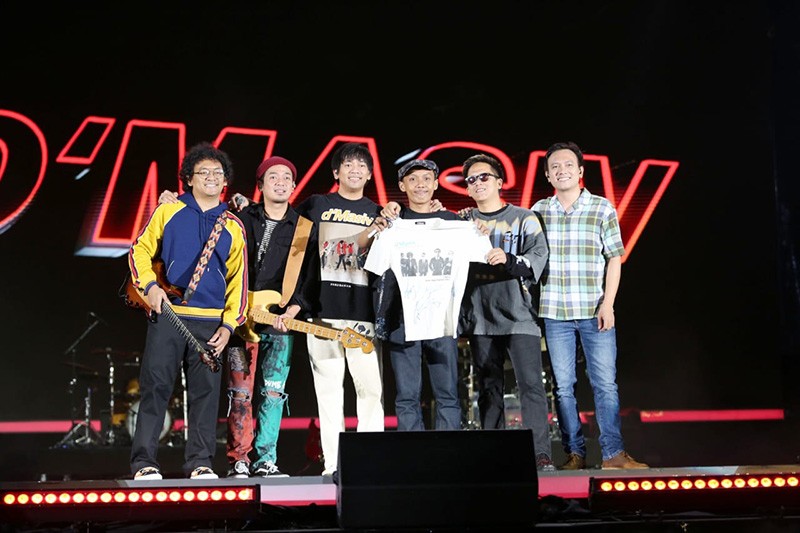 Penampilan D'Masiv Sukses Guncang Panggung LMAC Super Hitz Fest 2024 - Bagian 4