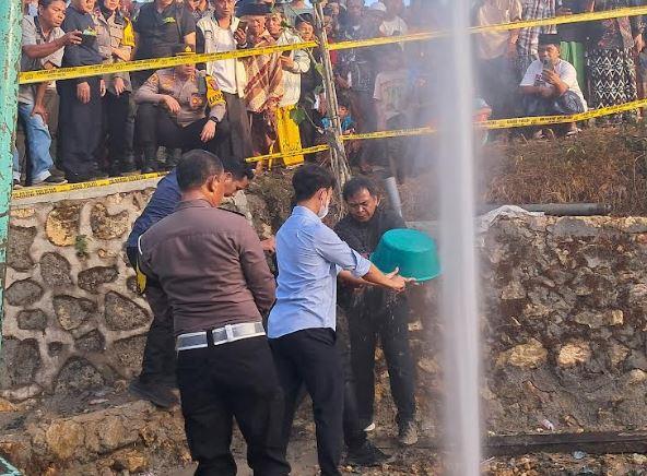 title ESDM Jatim Masih Teliti Kandungan Air yang Menyembur 20 Meter di Sampang ESDM Jatim Masih Teliti Kandungan Air yang Menyembur 20 Meter di Sampang