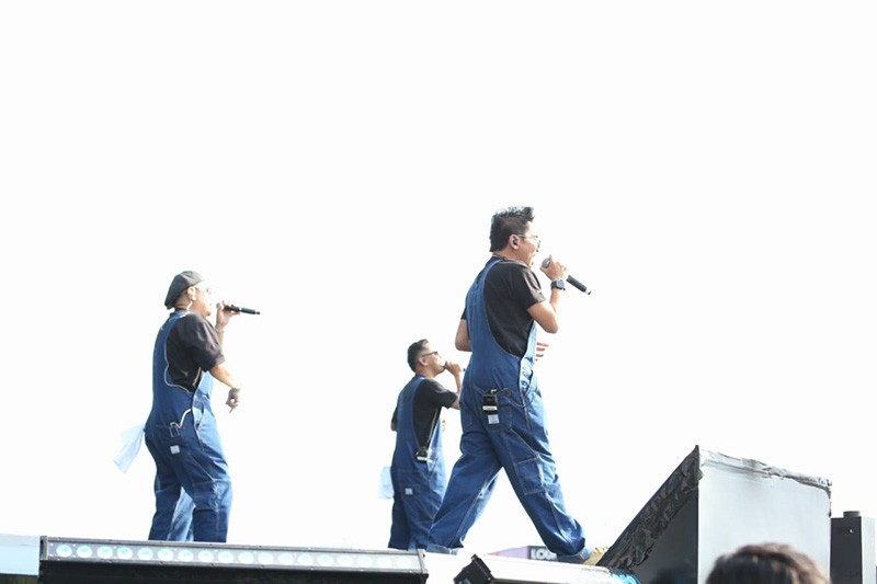 T-Five Buka Keseruan LMAC 2024, Ajak Penonton Bernyanyi lewat Lagu Hits - Bagian 3