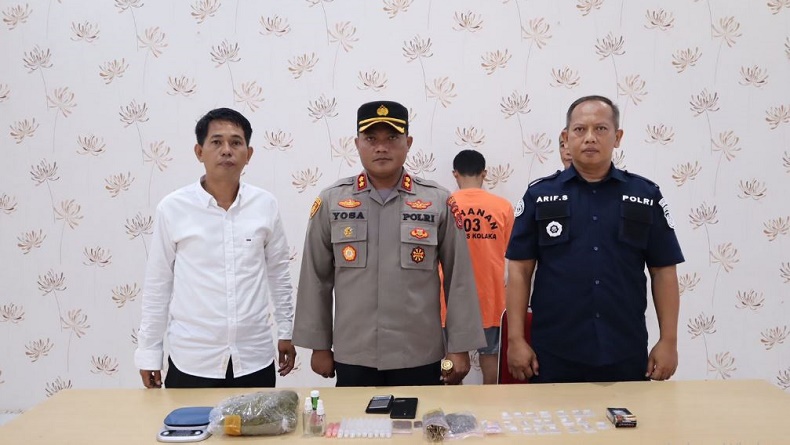 title Pelajar SMA di Kolaka Ditangkap Polisi Kasus Narkoba, Punya 22 Saset Sabu dan Ganja Pelajar SMA di Kolaka Ditangkap Polisi Kasus Narkoba, Punya 22 Saset Sabu dan Ganja