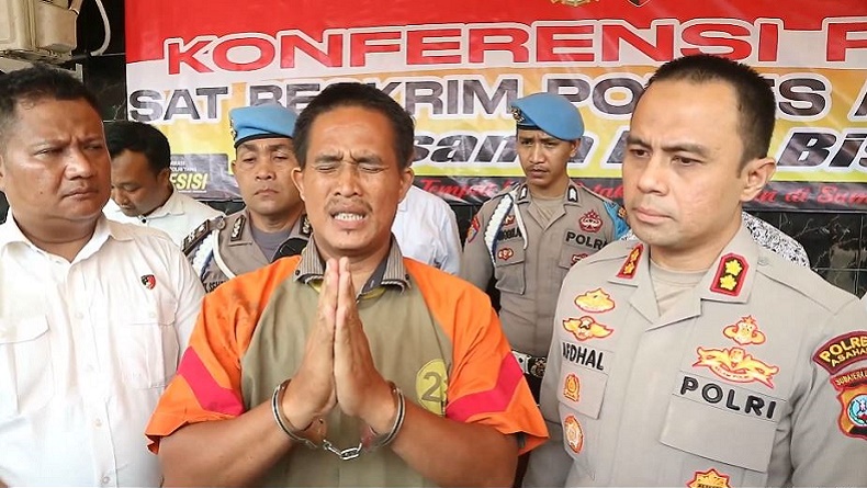 Tampang Pelatih Renang Tendang Perempuan di Asahan, Tangan Bersimpuh Minta Maaf ke Korban