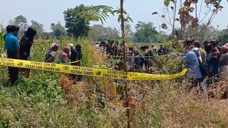 title Pasuruan Gempar, Mayat Hangus Terbakar Ditemukan di Parit Persawahan Pasuruan Gempar, Mayat Hangus Terbakar Ditemukan di Parit Persawahan