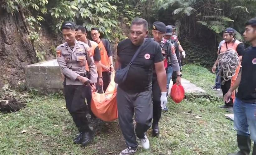 title Pasangan Kekasih WNA Italia Jatuh saat Swafoto di Air Terjun Tabanan, 1 Orang Tewas Pasangan Kekasih WNA Italia Jatuh saat Swafoto di Air Terjun Tabanan, 1 Orang Tewas