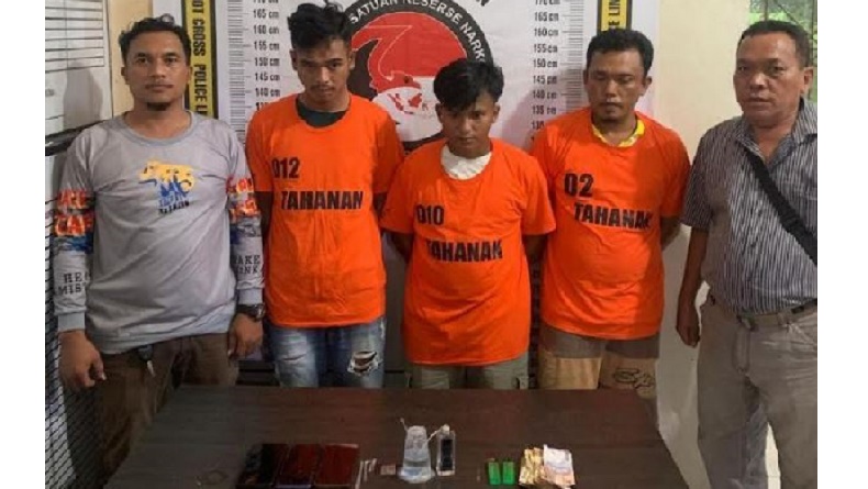 title Asyik Pesta Sabu di Kebun Sawit PTPN, 3 Pemuda di Simalungun Ditangkap Polisi Asyik Pesta Sabu di Kebun Sawit PTPN, 3 Pemuda di Simalungun Ditangkap Polisi