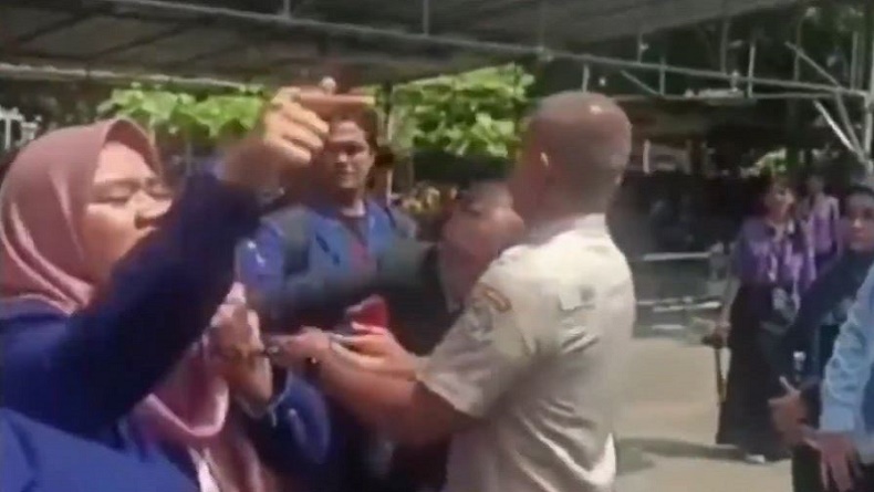 title Viral Video Mahasiswa UNY Diduga Dicekik Oknum Dosen saat Orasi di Kampus Viral Video Mahasiswa UNY Diduga Dicekik Oknum Dosen saat Orasi di Kampus